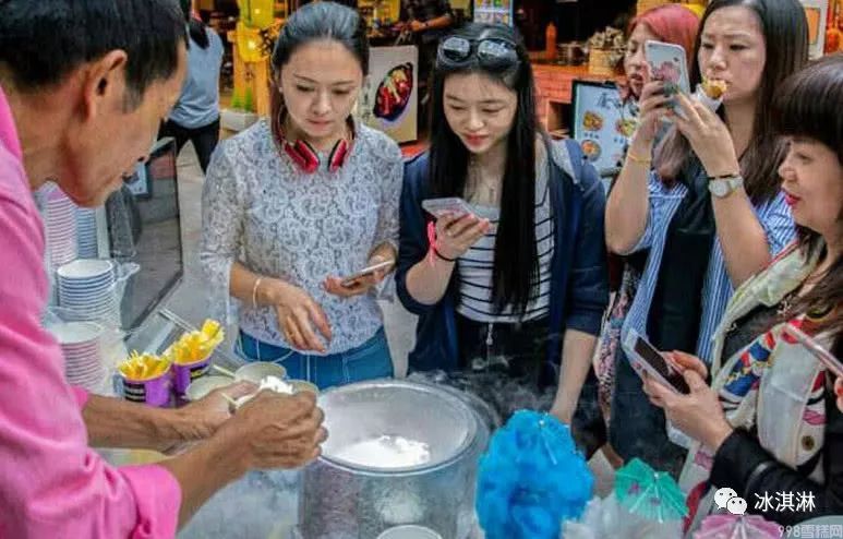 大叔在街邊賣“冒煙”冰淇淋，看起來很夢幻，吸引美女們圍觀拍照(1)